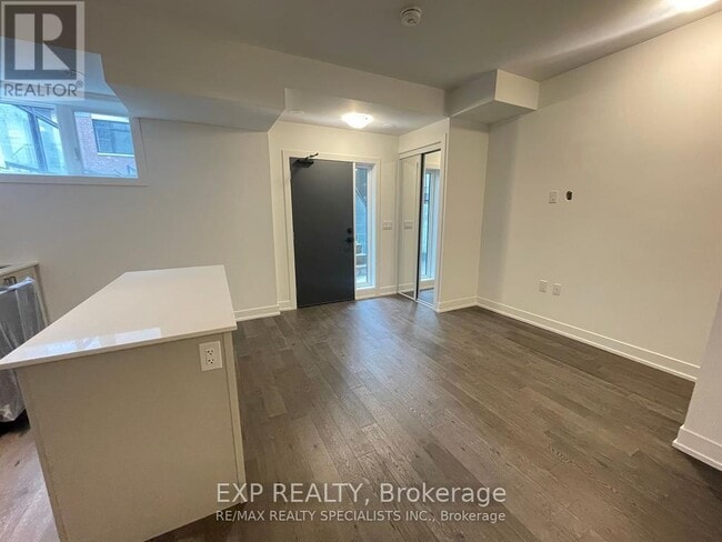 Photo du bâtiment - 1075 Douglas McCurdy Cmn