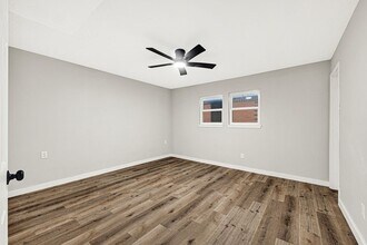 Building Photo - 5000 Pease St