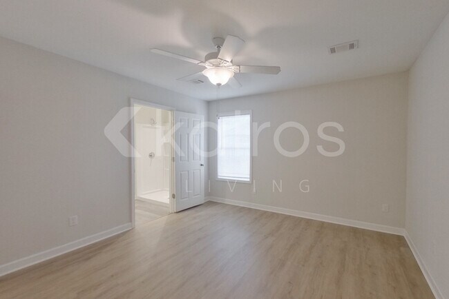 Foto del edificio - 1451 Maxwell Cir