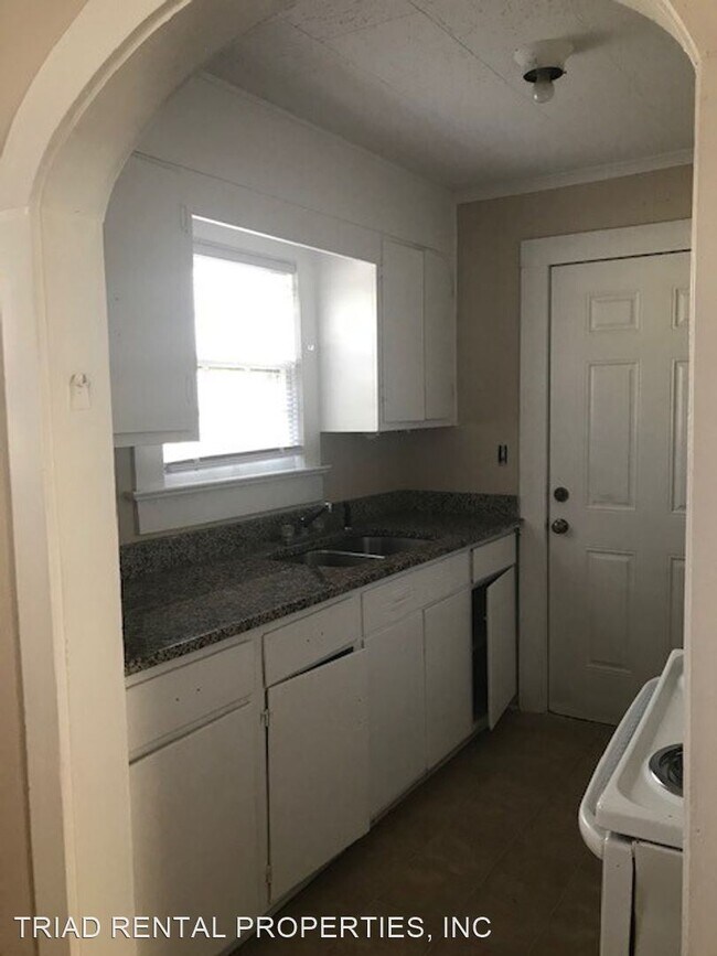Building Photo - 4 br, 1 bath House - 424 GREENSBORO ST.
