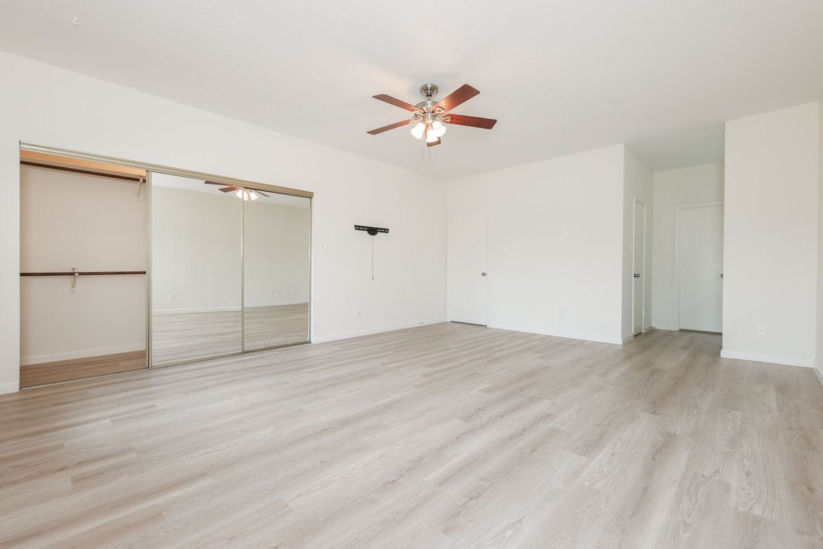 Building Photo - 17441 Red Oak Dr