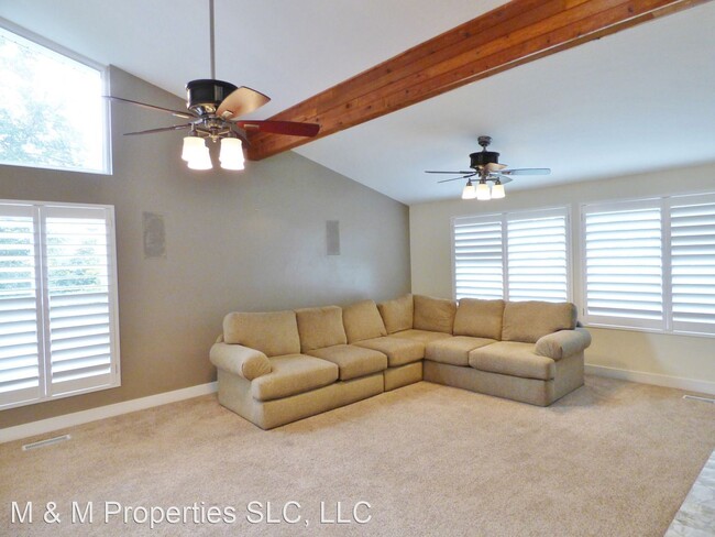 Building Photo - 1066 Country Ln
