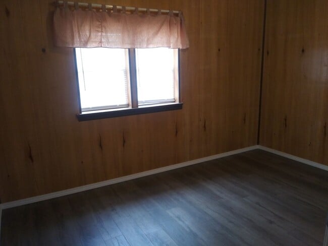 Building Photo - Large 4 Bed 2 Bath on Chapman DR