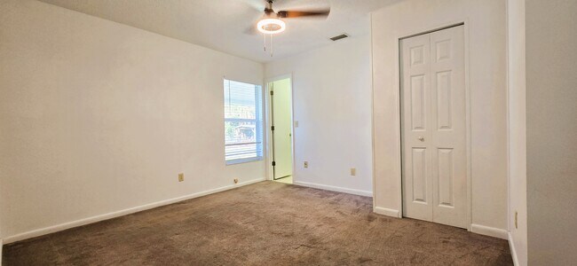 Foto del edificio - 10 Lynne Ln