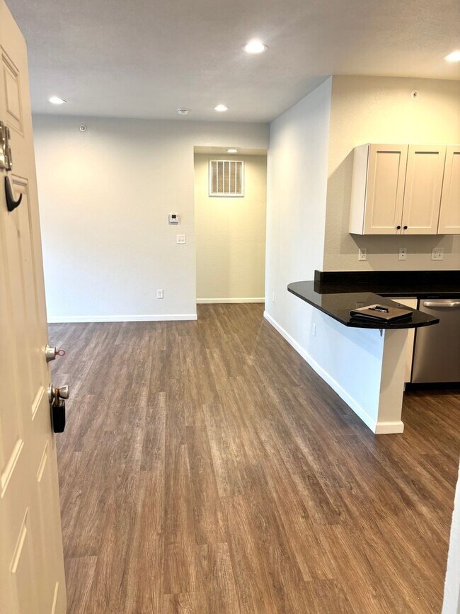 Foto del edificio - Updated end unit condo for rent available now - 3bd 2 bath