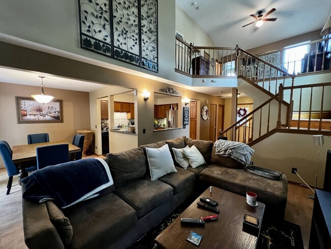 Foto del edificio - 901 Little Falls Ct