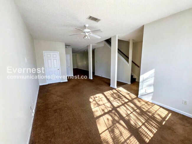 Foto del edificio - 7688 Creekside Ln
