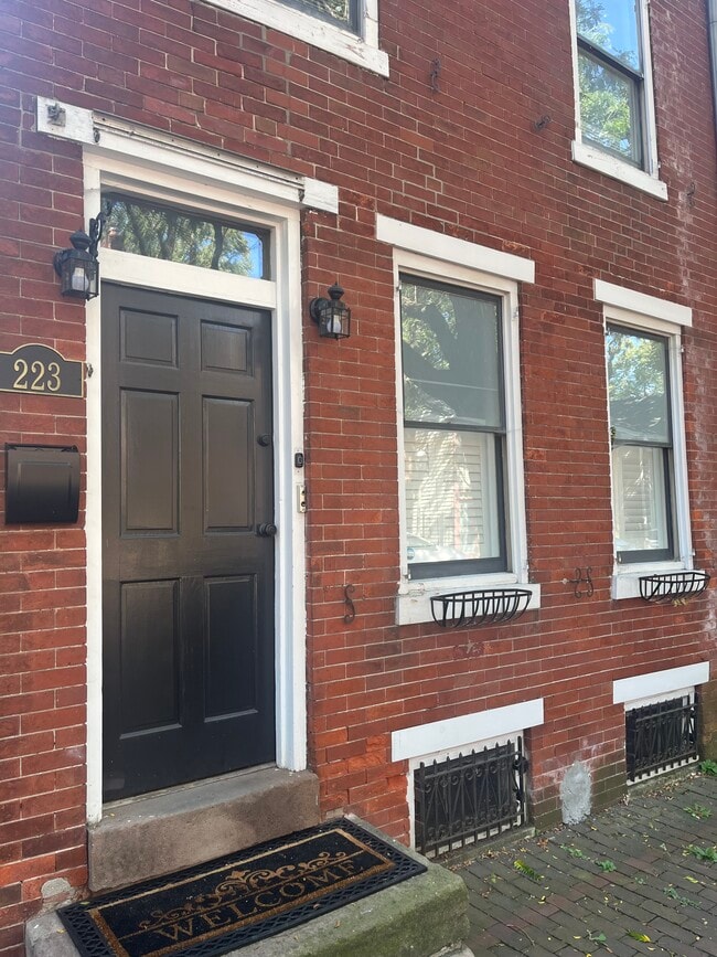 Building Photo - 223 Jackson St