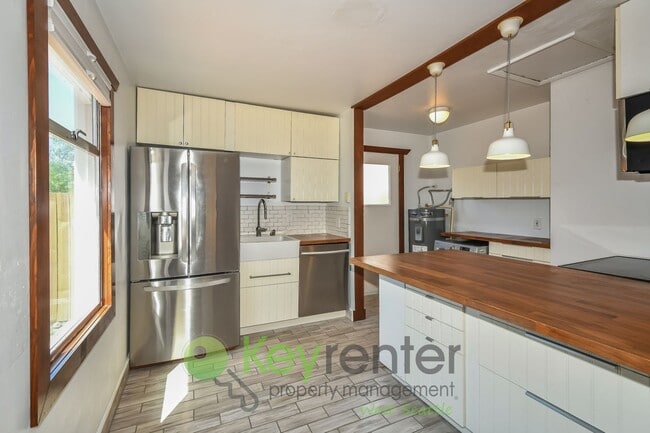 Building Photo - Clean Design and Easy Living in Seattle