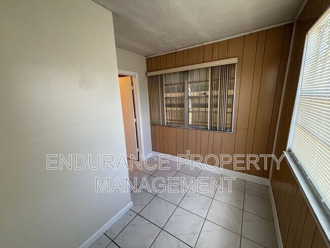 Foto del edificio - 1489 Silver Beach Rd