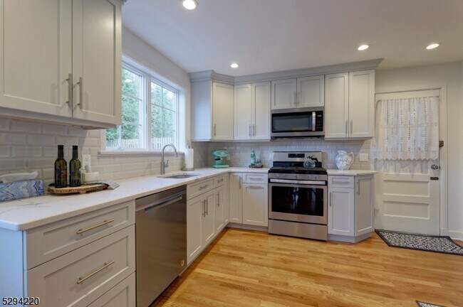Building Photo - 305 Lupine Way