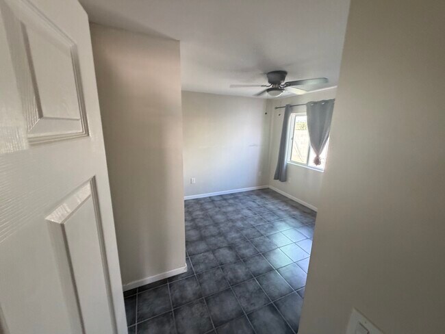 Foto del edificio - 8130 W Amelia Ave