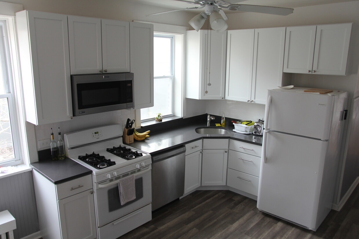 Primary Photo - 2600 W Winona St