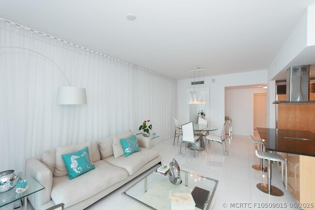 Foto del edificio - 6899 Collins Ave