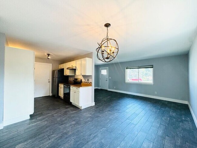 Building Photo - Cute 3 bed/ 1.5 bath Ranch Style House in ...