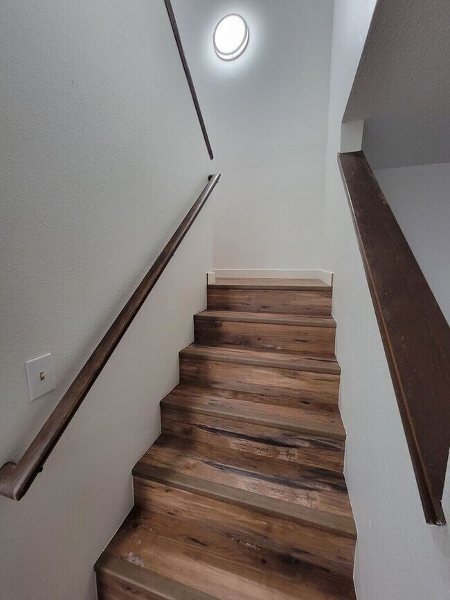 Building Photo - West Olympia 2bdr 1.5bath Townhome w/ garage & parking