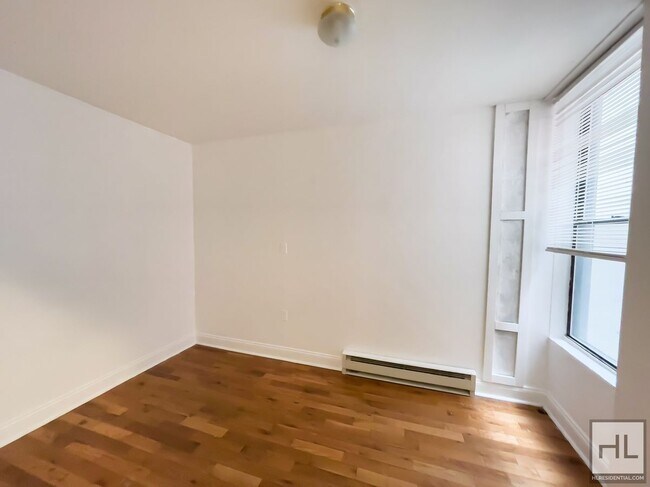 Foto del edificio - Classic Bushwick Floor-through 2-Bed 1-Bed / Maria Hernandez Park
