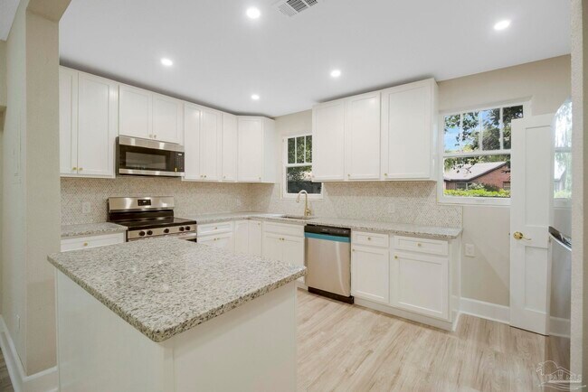 Foto del edificio - 1322 Wisteria Ave