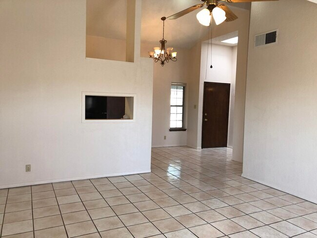 Building Photo - 712 Porras Dr