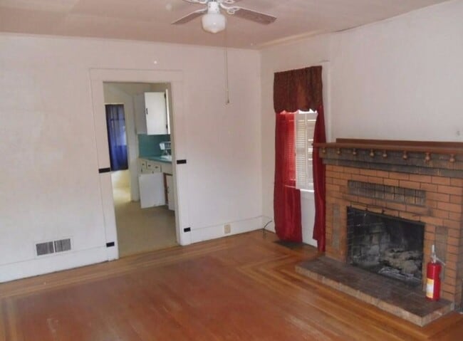 Building Photo - Perfect Midtown Location