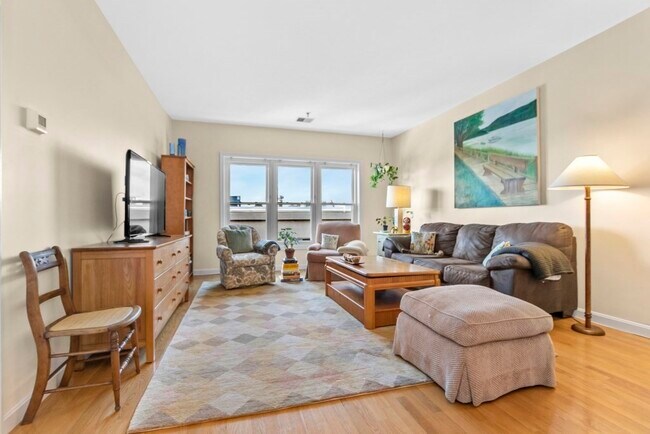 Foto del edificio - 2456-2460 Massachusetts Ave