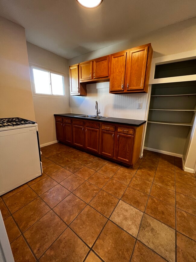 Kitchen - 4414 Ivanhoe Ave