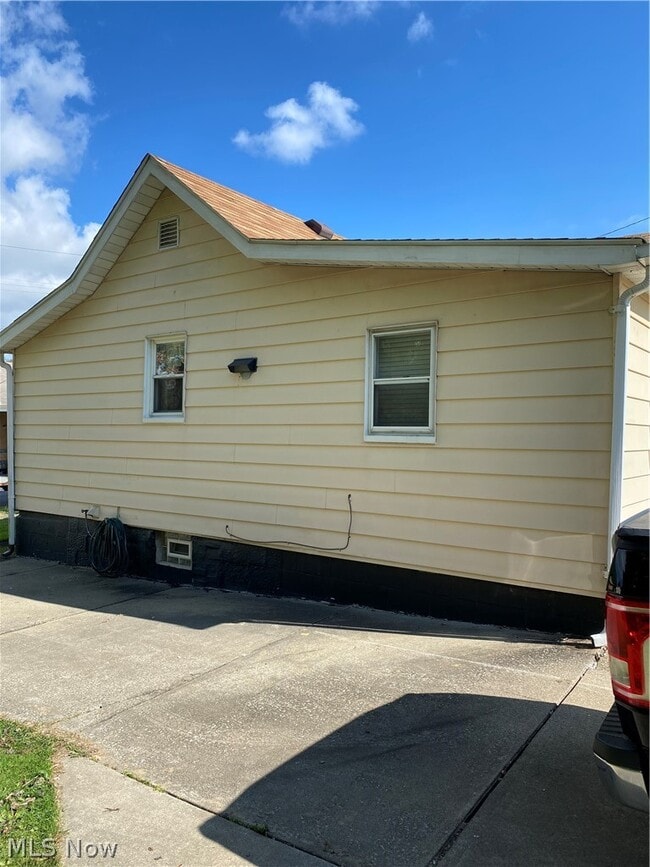 Building Photo - 665 Devitt Ave