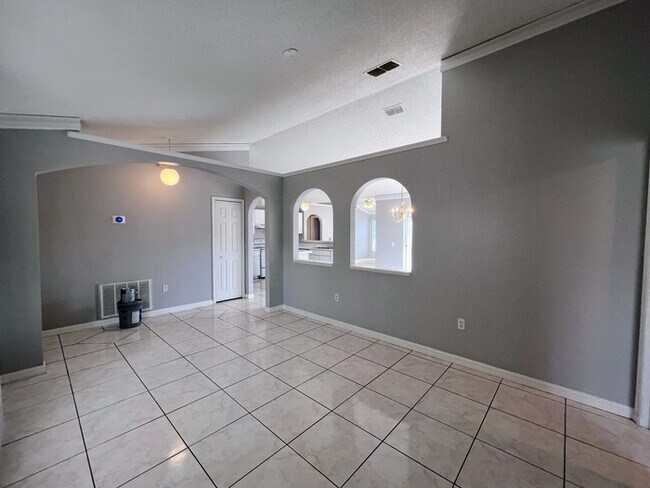 Foto del edificio - PRICE REDUCED FOR A QUICK MOVE IN!!  Spaci...