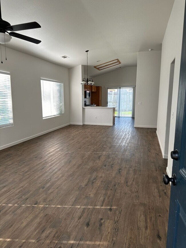 Building Photo - 1404 Bradley Ct
