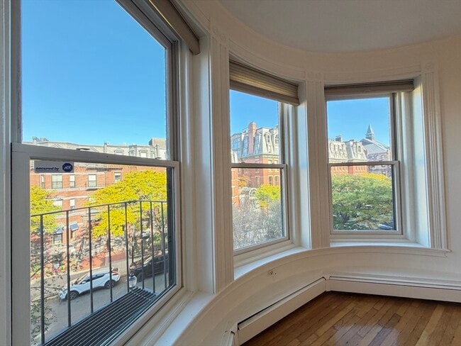 Building Photo - 252 Newbury St