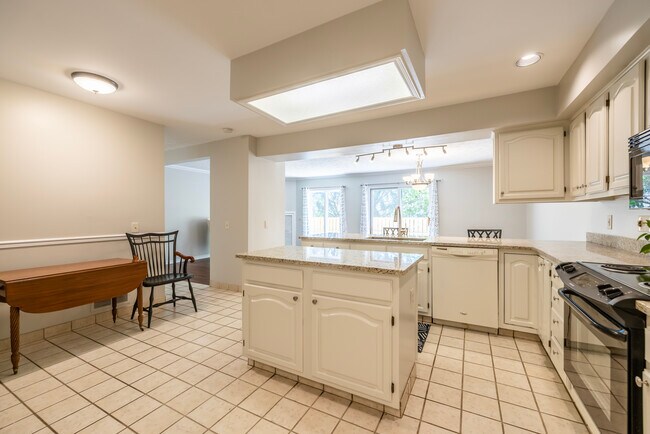 Foto del edificio - 1185 Ridge Crest Dr