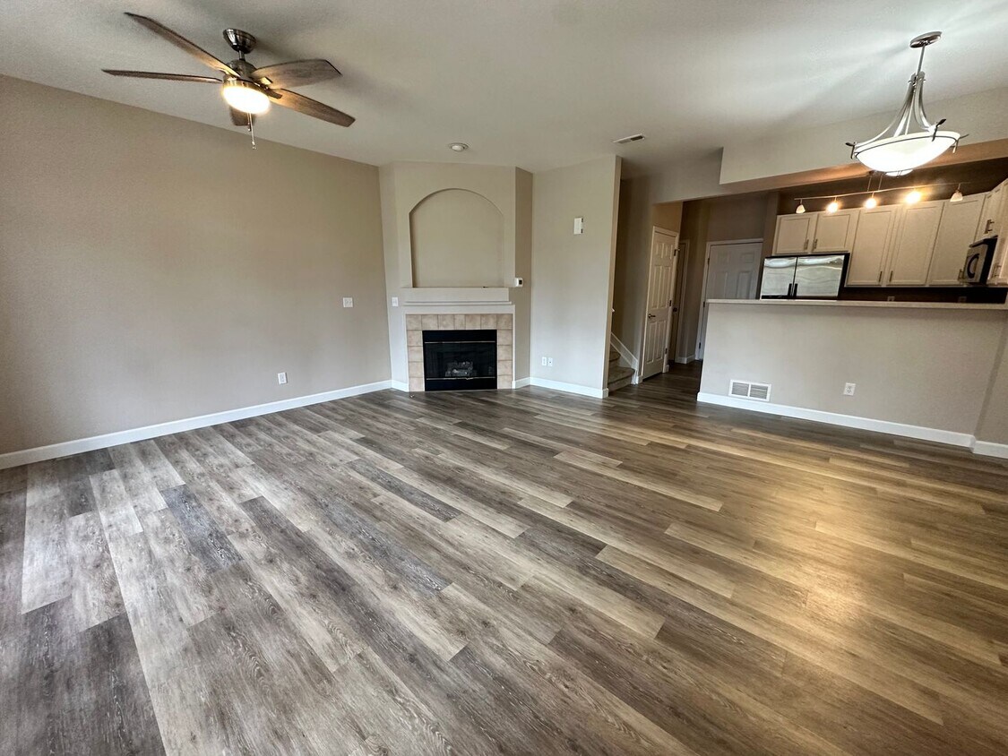 Foto principal - Beautiful 3BD/2.5BA Rock Creek Paired Home!