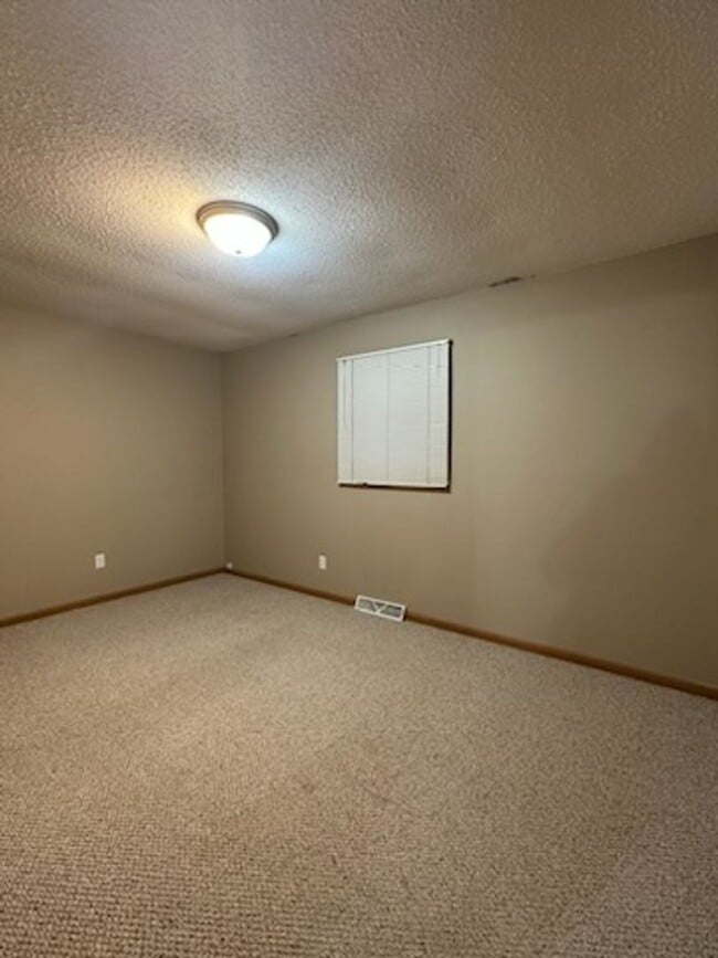 Building Photo - 2 bedroom 1 bath home in Chatham $1150.00