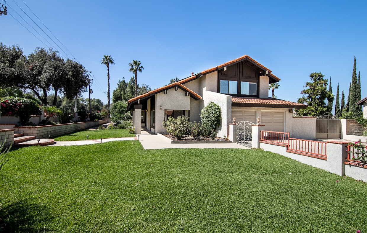 Primary Photo - 1494 W Olive Ave