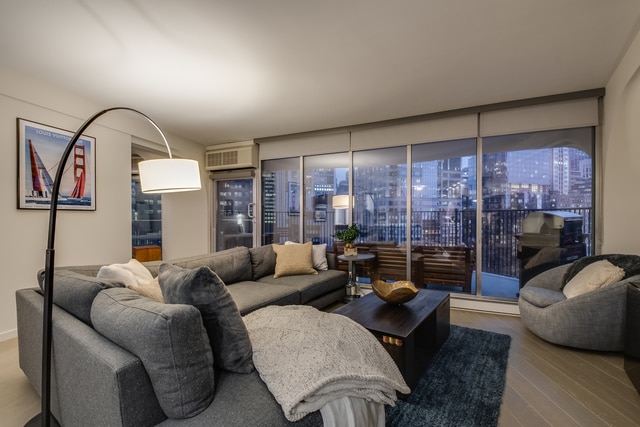 Foto del edificio - 300 N State St