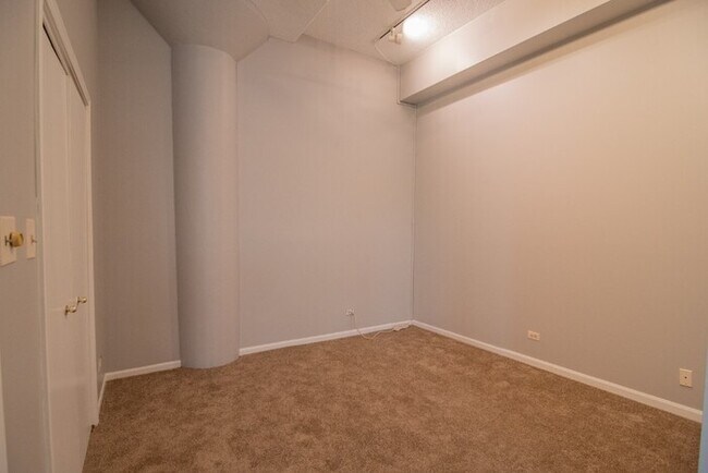 Building Photo - 812 W Van Buren St