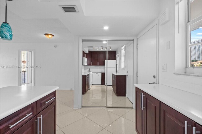 Building Photo - 2999 Point E Dr
