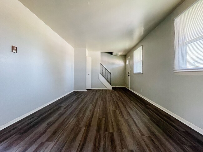 Foto del edificio - 8200 & 8202 W Butternut Rd