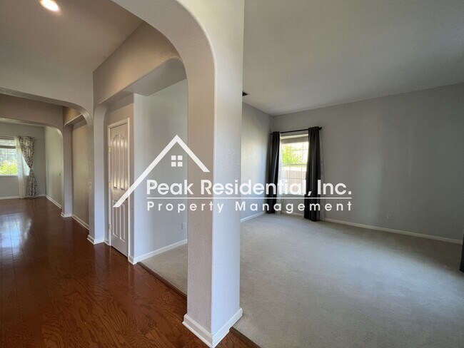 Foto del edificio - Beautiful 4bd/2ba Folsom Home With 3 Car G...