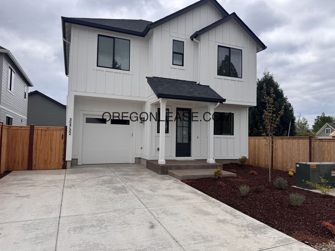 Primary Photo - Brand New 3-Bed, 2.5-Bath Townhouse in Coburg