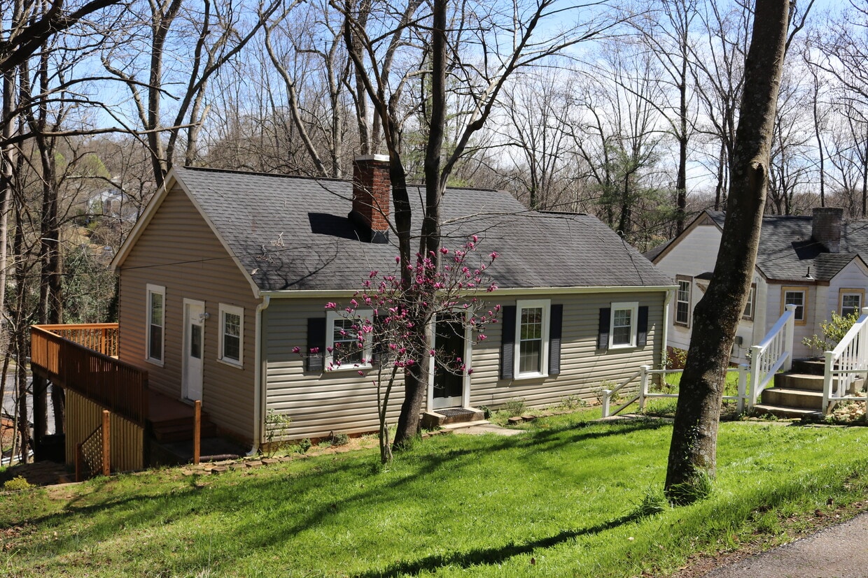 Primary Photo - 105 Hillcrest Cir