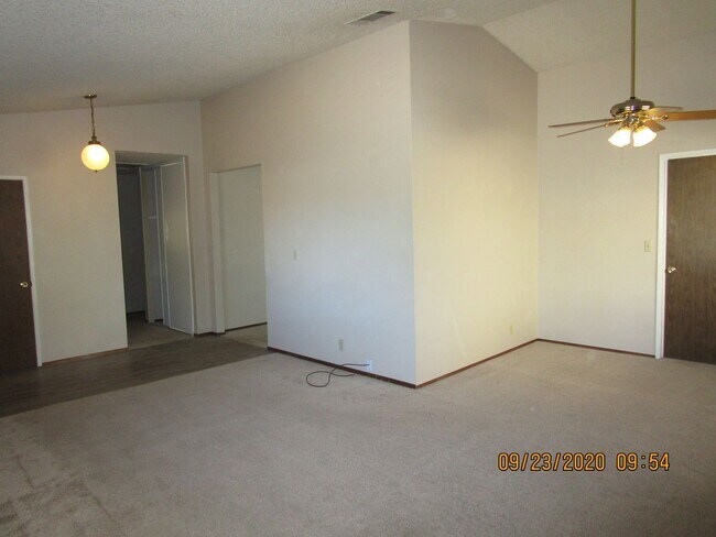 Foto del edificio - Nice Floorplan, Cute Yards - 4 Bedroom/2 B...