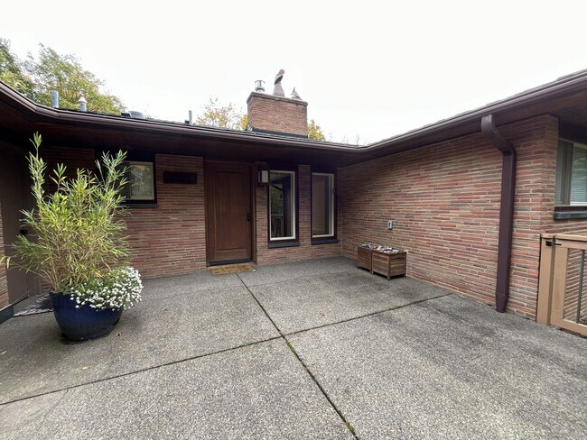 Foto del edificio - Charming Portland Retreat with Lush Garden, Forest Backdrop & Stylish Updates — Steps to OHSU