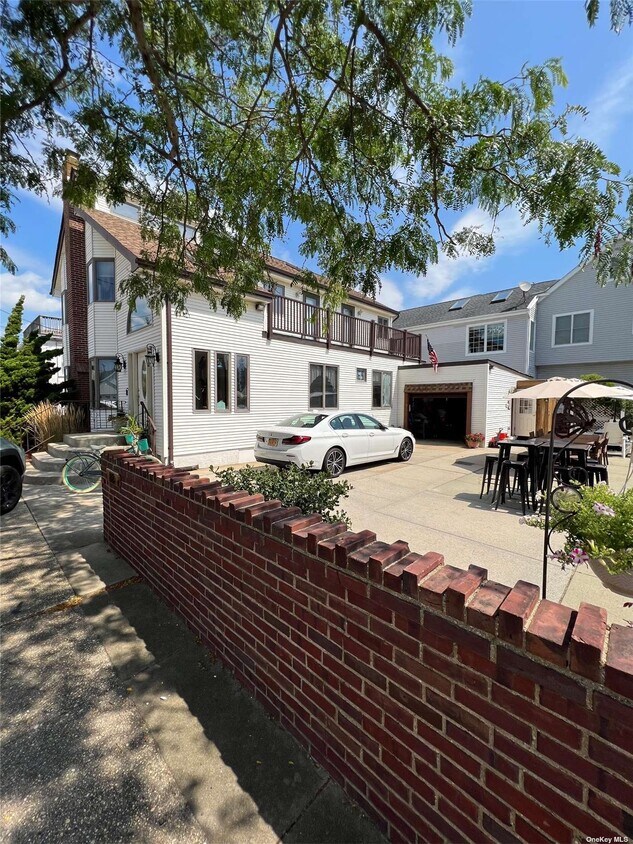 Primary Photo - 118 Bellmore Ave