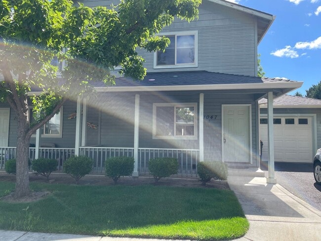 Building Photo - Two Bedroom 3 Bath Duplex-Townhouse in Southwest Medford