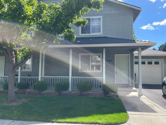 Foto del edificio - Two Bedroom 3 Bath Duplex-Townhouse in Southwest Medford