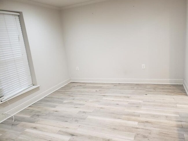 Building Photo - Renovated Condo steps from Maple Street & St Charles!