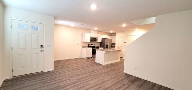 Building Photo - LIKE BRAND NEW AND BEAUTIFUL! 3 BEDROOMS, ...