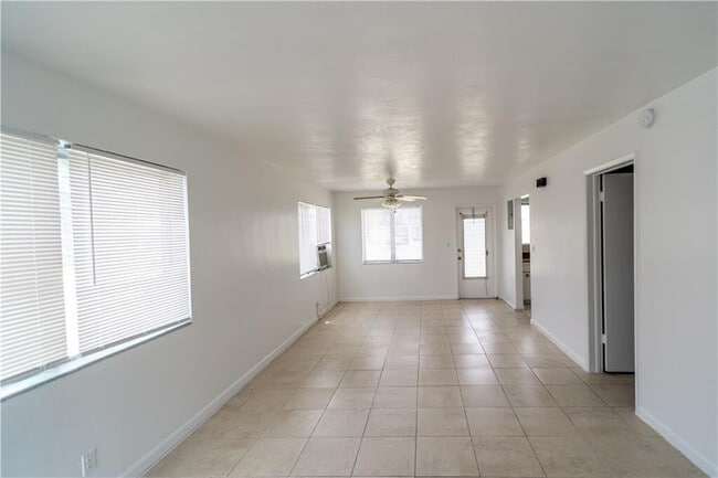 Building Photo - 1241 W River Dr