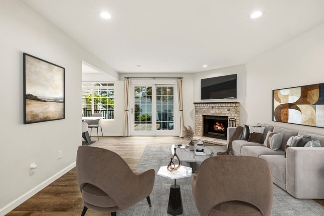 Building Photo - For Lease $2950/Month: Beautifully updated 2/Bdrm Townhome with large Bonus Room